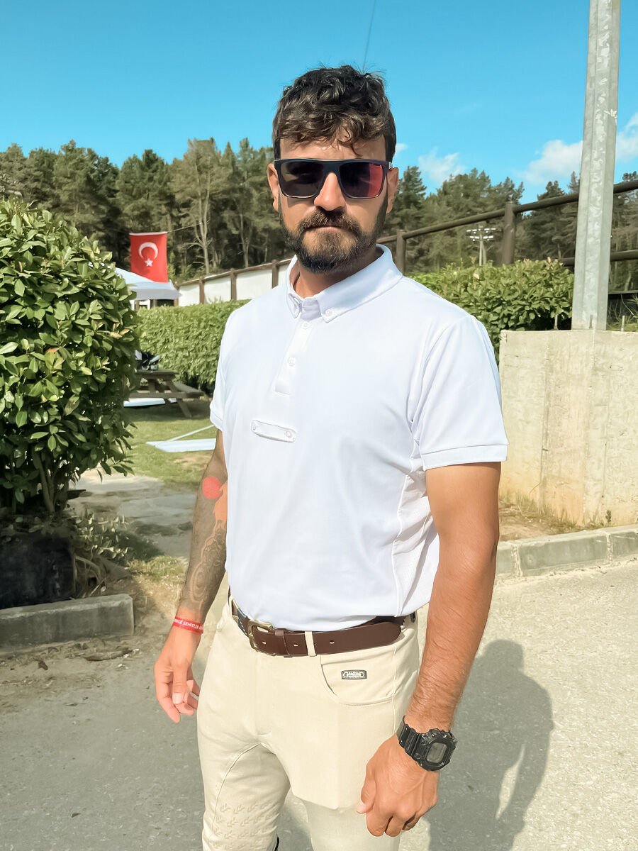 Erkek binici ve turnuva beyaz tişört