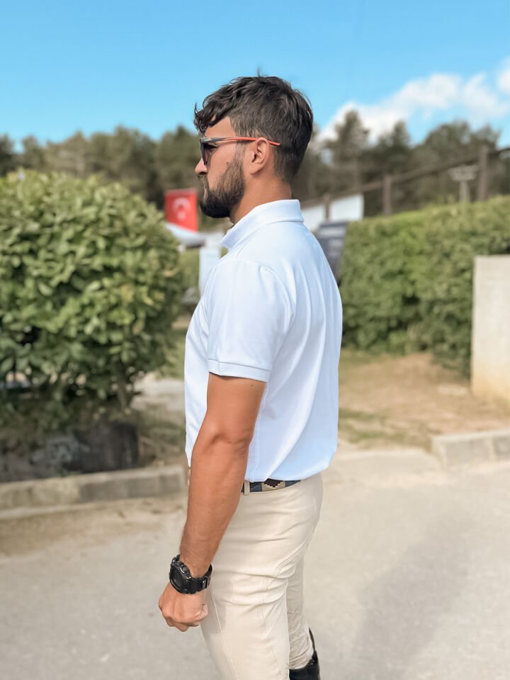 Erkek binici ve turnuva beyaz tişört